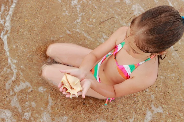 Okouzlující Holčička Plavkách Drží Mušle Pláži — Stock fotografie