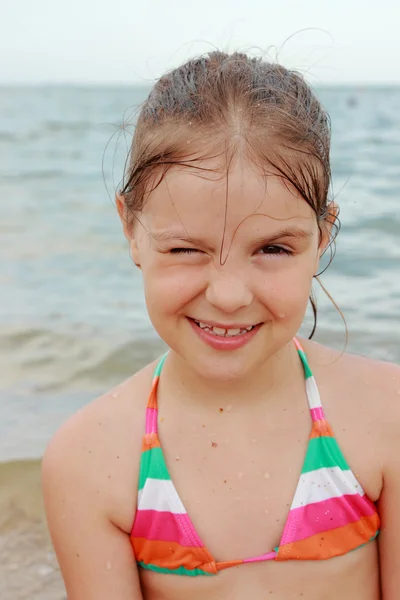Denizde Yüzmek Mayo Plajda Durup Gidiş Güzel Küçük Kız — Stok fotoğraf