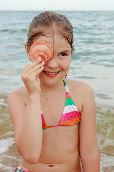 Seashell in kinderen hand — Stockfoto