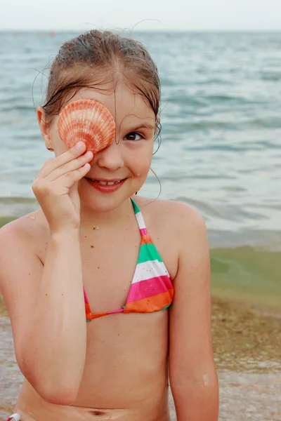 Seashell in kinderen hand — Stockfoto