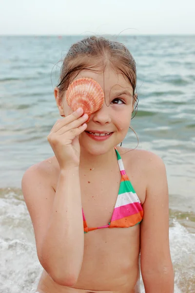 Seashell çocuklar elinde — Stok fotoğraf