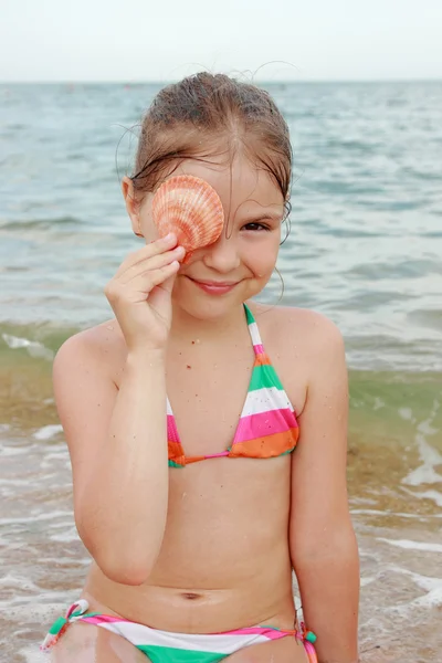 Seashell in kinderen hand — Stockfoto