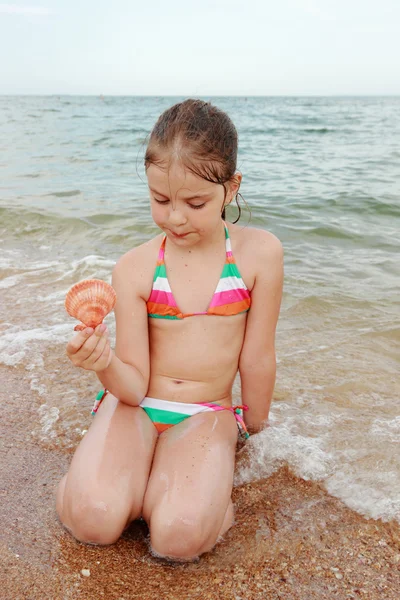 Bájos Kis Lány Fürdőruhát Tartja Tengeri Kagylókból Strandon — Stock Fotó