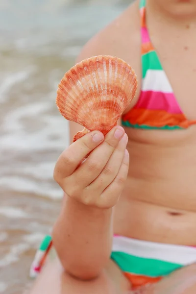 Schöne Muschel Der Hand Der Kinder Zum Thema Sommerurlaub Reisen — Stockfoto