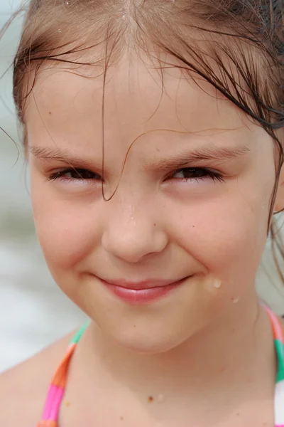 Parlak Bir Mayo Mutlu Sevimli Küçük Kız Oynamak Eğlenmek Vasıl — Stok fotoğraf