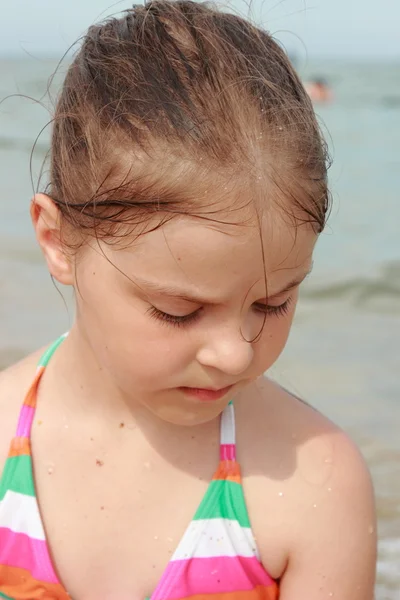 Denizde Yüzmek Mayo Plajda Durup Gidiş Güzel Küçük Kız — Stok fotoğraf