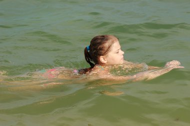 Tha Karadeniz üzerinde güzel küçük kız