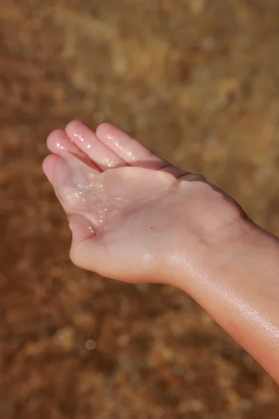 Meduse Sui Palmi Delle Mani Fondo Sabbia — Foto Stock