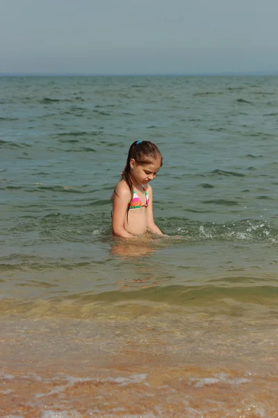 Encantadora Menina Feliz Maiô Para Nadar Mar Dia Verão Sobre — Fotografia de Stock