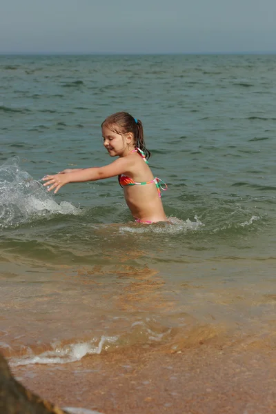 Tha Karadeniz üzerinde güzel küçük kız — Stok fotoğraf