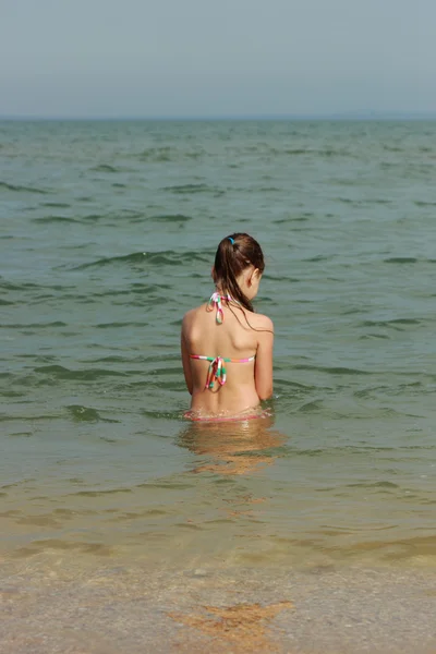 可爱的小女孩，在临黑海 — 图库照片