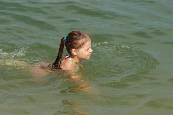 था काले सागर पर सुंदर छोटी लड़की — स्टॉक फ़ोटो, इमेज