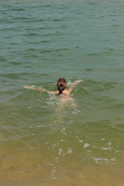 Прекрасная маленькая девочка над Черным морем — стоковое фото