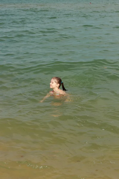 水着姿で健康的なライフ スタイルをテーマに夏の日に海で泳ぐ若い幸せな女の子は魅力的です — ストック写真