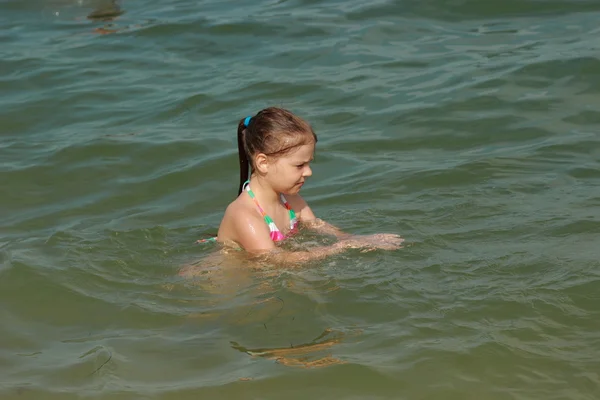 Encantadora Niña Feliz Traje Baño Para Nadar Mar Día Verano — Foto de Stock