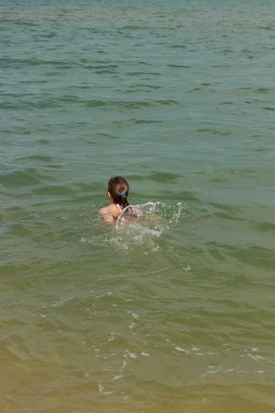Bájos Fiatal Boldog Lány Fürdőruhát Úszni Tengerben Egy Nyári Napon — Stock Fotó