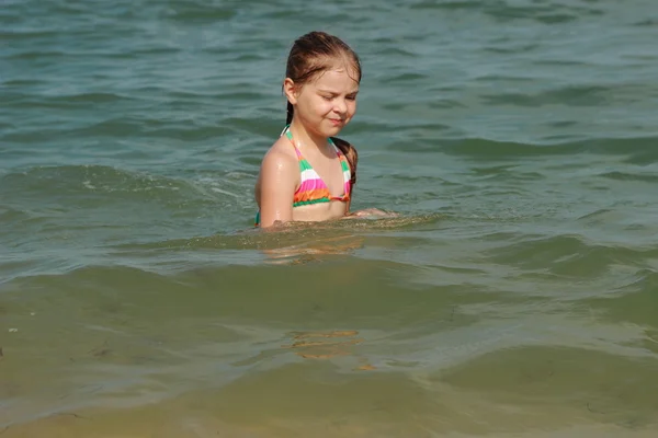 Прекрасная маленькая девочка над Черным морем — стоковое фото