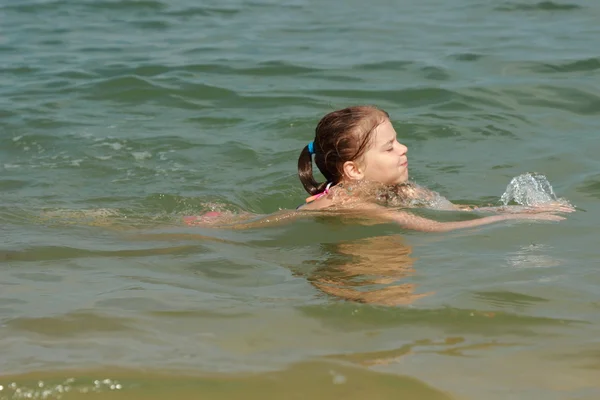 Hermosa Joven Alegre Traje Baño Nadando Mar Día Verano Sobre —  Fotos de Stock
