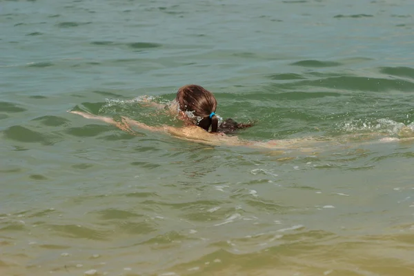 Belle Jeune Fille Gaie Maillot Bain Nageant Dans Mer Lors — Photo