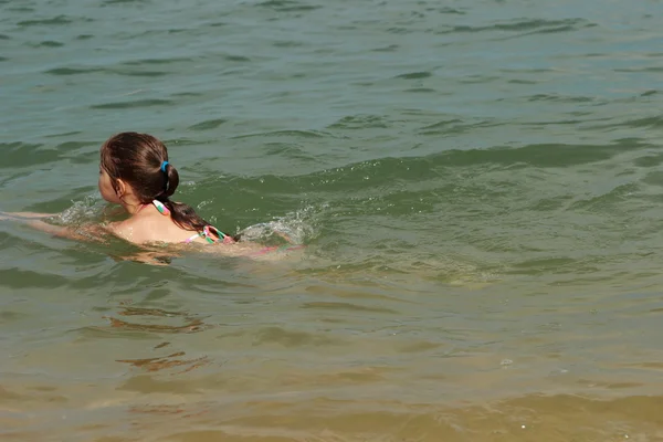 Piękna Dziewczyna Wesoły Strój Kąpielowy Pływanie Morzu Letni Dzień Temat — Zdjęcie stockowe