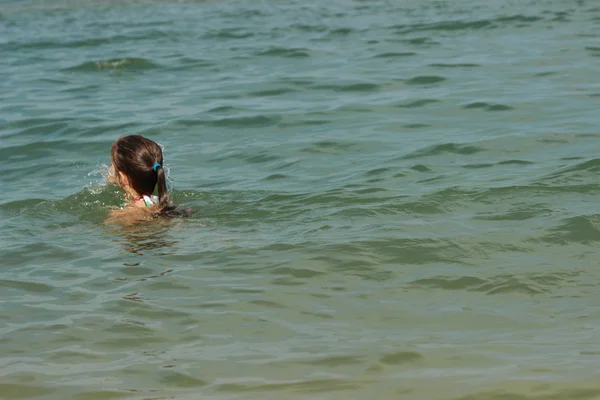 Niño sobre el mar Negro — Foto de Stock