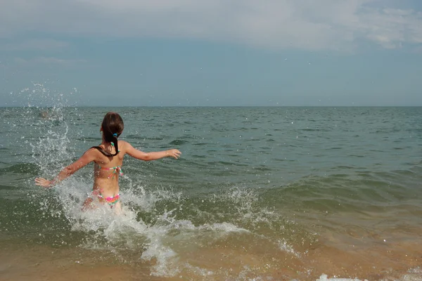 Menina pequena ao ar livre — Fotografia de Stock