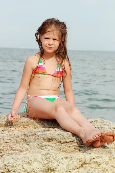 Belle petite fille sur la mer Noire tha — Photo