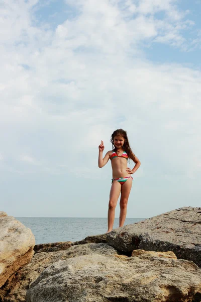 Férias Verão Menina Bonito Descansando Praia Perto Água Mar Negro — Fotografia de Stock