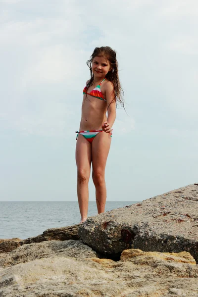 Affascinante Bambina Con Bel Sorriso Sogni Sulla Spiaggia Una Giornata — Foto Stock