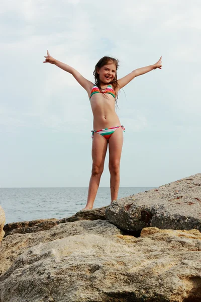 Preciosa niña sobre el Mar Negro — Foto de Stock