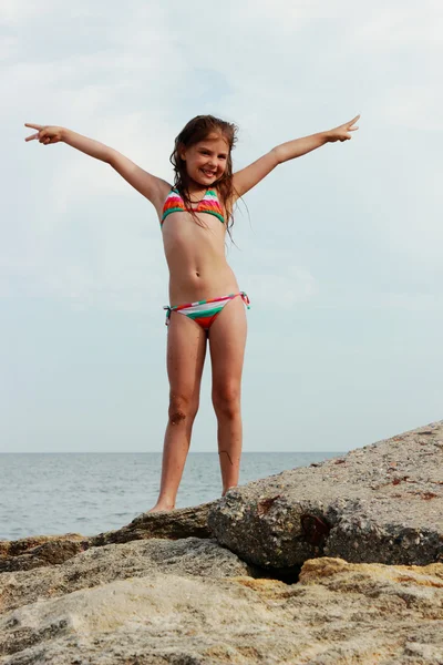 夏休み かわいい女の子は黒海の水の近くのビーチで休んで 東クリミア — ストック写真