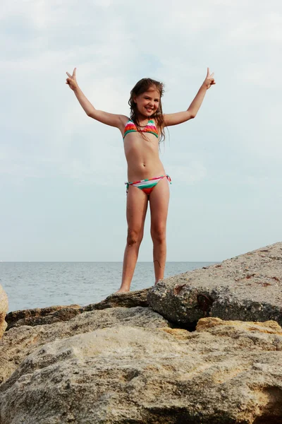 Niña Feliz Traje Baño Pie Sobre Una Gran Roca Playa — Foto de Stock