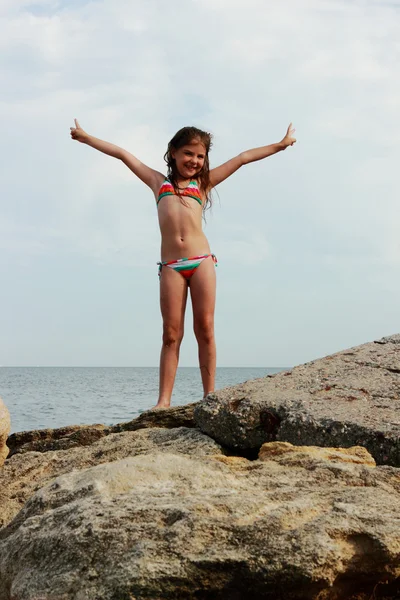 Férias Verão Linda Menina Descansando Praia Perto Água Mar Negro — Fotografia de Stock