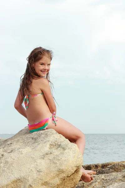 Liebliches kleines Mädchen über dem schwarzen Meer — Stockfoto