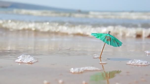 東クリミア上のビーチで砂の中に傘を飲む — ストック動画