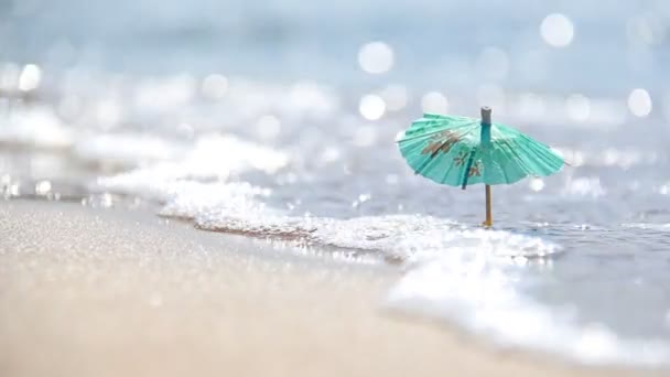 在克里米亚东部海滩的沙滩上喝雨伞 — 图库视频影像