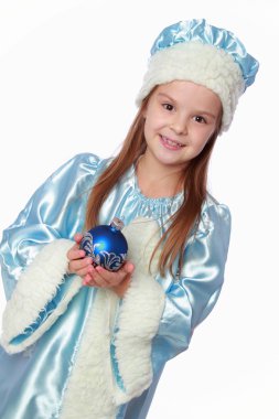 Beyaz bir arka plan üzerinde Rus kar kızlık