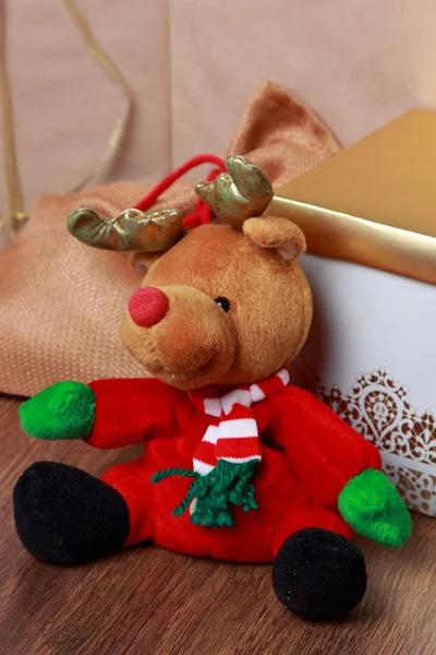 Juguete de venado de Navidad sobre regalos — Foto de Stock