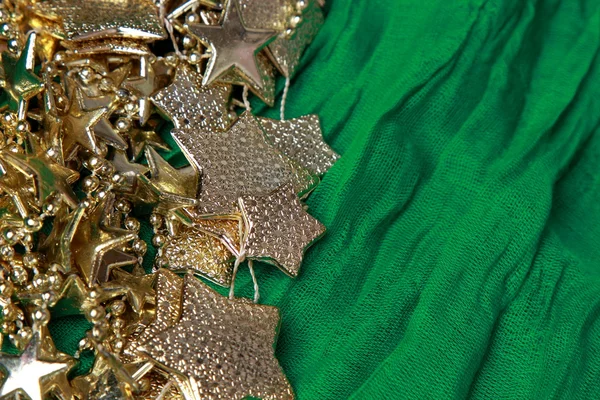 金色的星星，在绿色的背景 — 图库照片