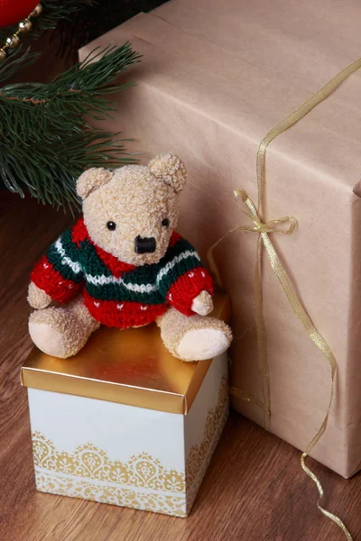Прекрасный игрушечный медведь над подарками на рождественскую тему — стоковое фото