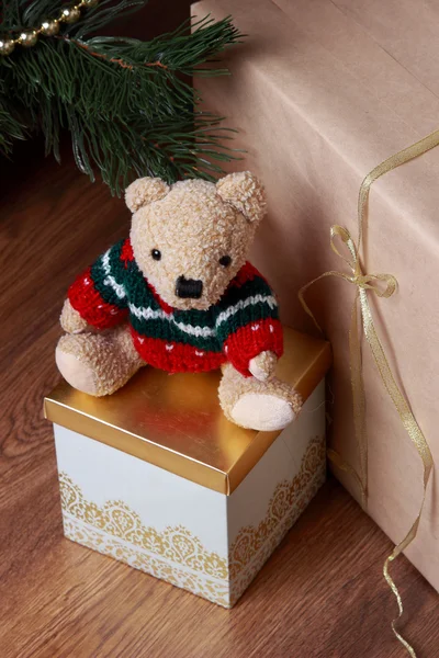 Precioso oso oso de juguete sobre regalos en el tema de Navidad —  Fotos de Stock