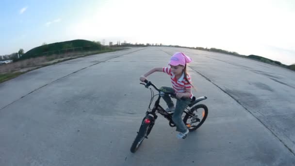 Kis dan sepeda — Stok Video