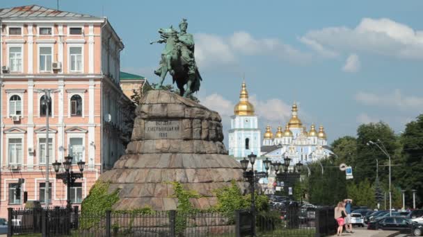 키예프 우크라이나에서 소피아 광장에 Hetman Bogdan Khmelnitsky 역사적인 기념물 — 비디오
