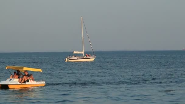 ケルチ 東クリミアのアゾフと黒海の間のヨット — ストック動画
