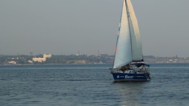 东克里米亚Kerch的Azov和黑海之间的游艇 — 图库视频影像