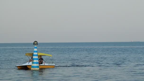 东克里米亚Kerch的Azov和黑海之间的游艇 — 图库视频影像