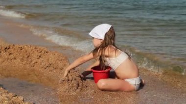 Denizin üzerinde oynayan çocuk