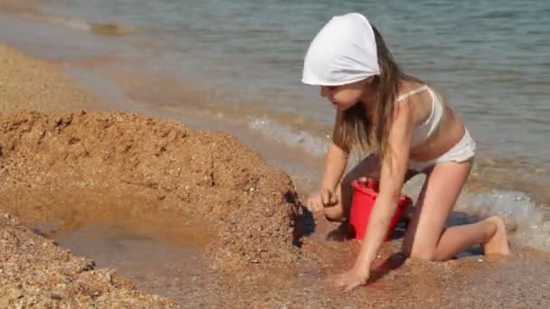 Ребенок играет на море — стоковое видео