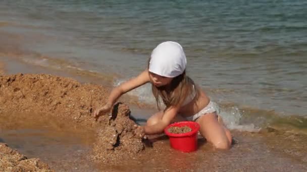 Menina pequena ao ar livre — Vídeo de Stock