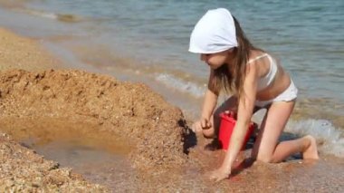 Denizin üzerinde oynayan çocuk